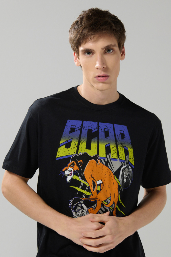 Camiseta del Rey León negra con manga corta