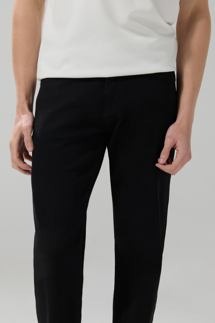 Jean slim negro con tiro bajo, 5 bolsillos y ajuste ceñido