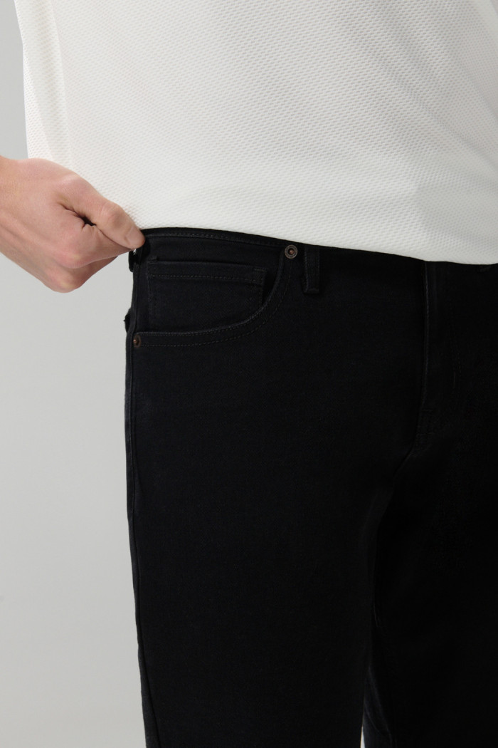 Jean slim negro con tiro bajo, 5 bolsillos y ajuste ceñido