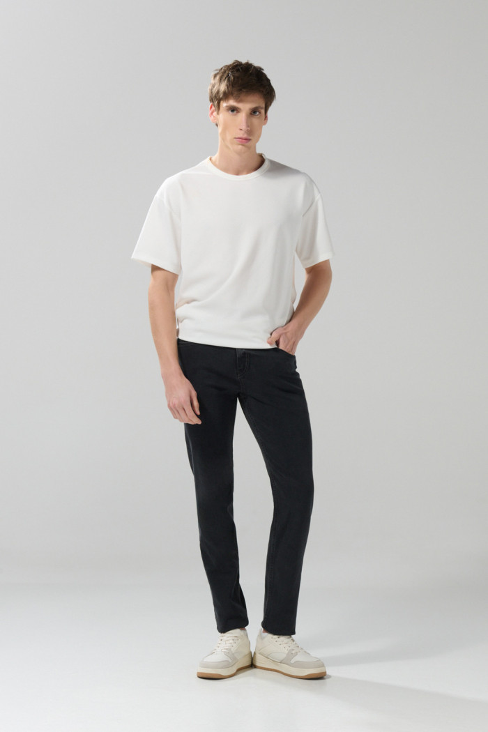Jean ceñido gris oscuro slim con tiro bajo y bolsillos