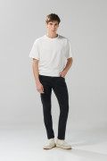 Jean ceñido gris oscuro slim con tiro bajo y bolsillos