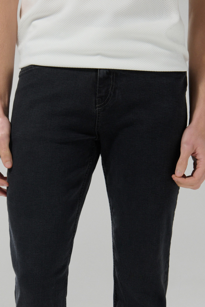 Jean ceñido gris oscuro slim con tiro bajo y bolsillos