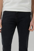 Jean ceñido gris oscuro slim con tiro bajo y bolsillos
