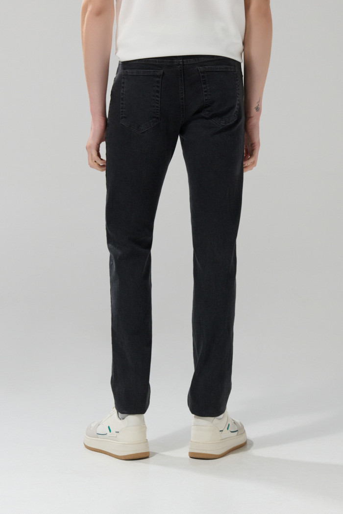 Jean ceñido gris oscuro slim con tiro bajo y bolsillos