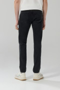 Jean ceñido gris oscuro slim con tiro bajo y bolsillos