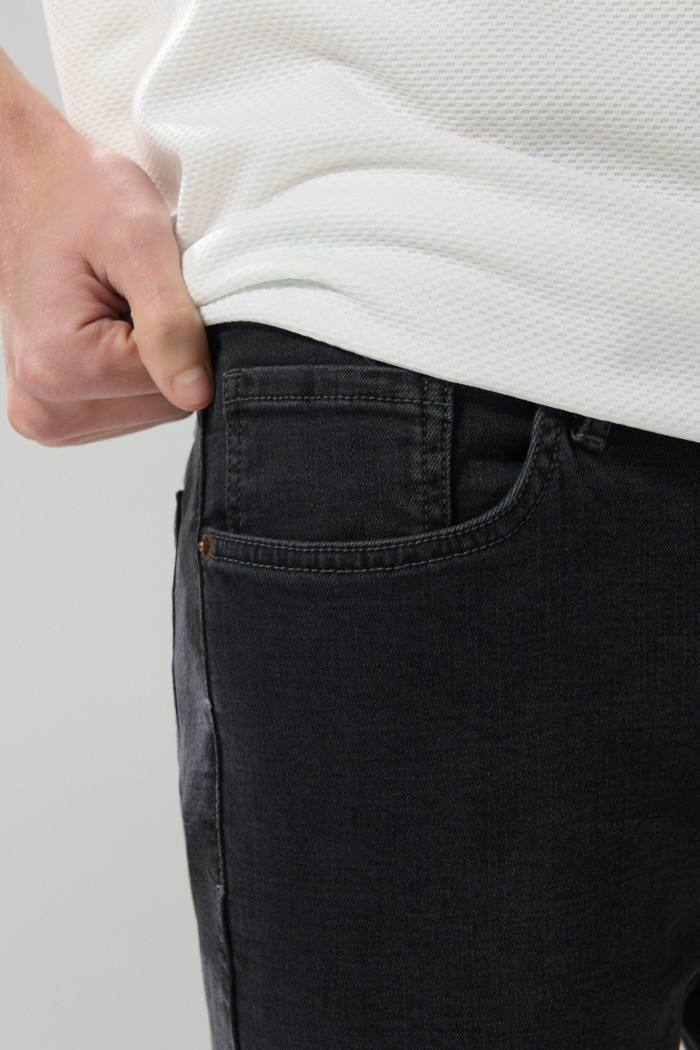 Jean ceñido gris oscuro slim con tiro bajo y bolsillos