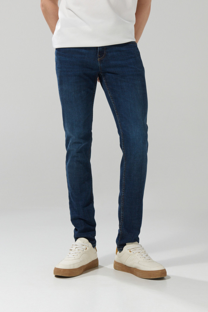 Jean azul oscuro skinny tiro bajo con fit ajustado