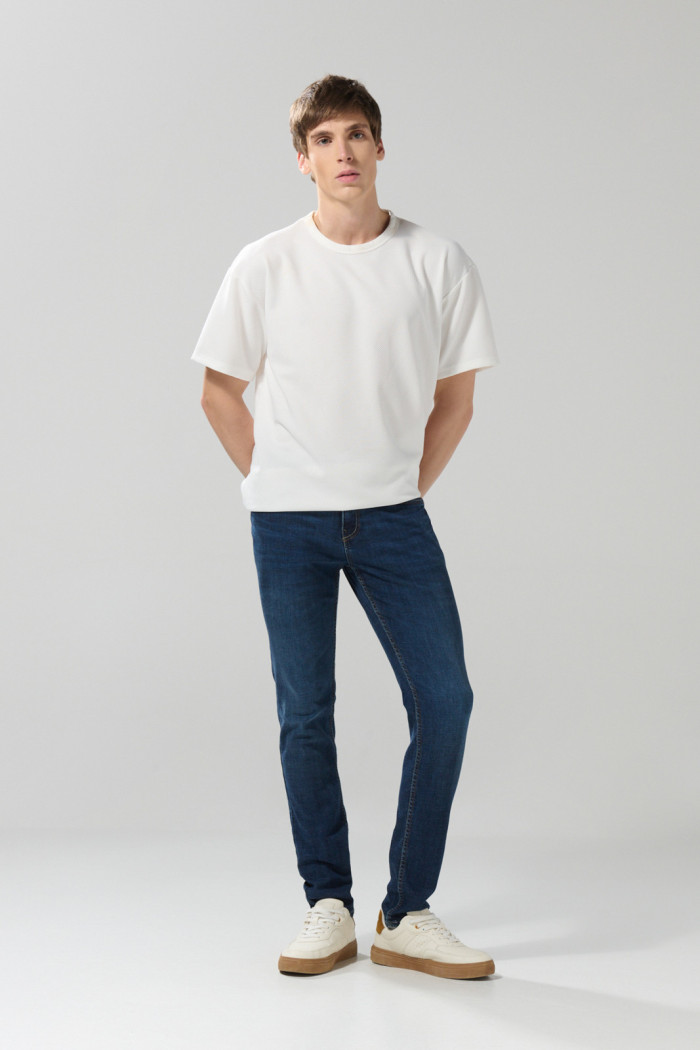 Jean azul oscuro skinny tiro bajo con fit ajustado