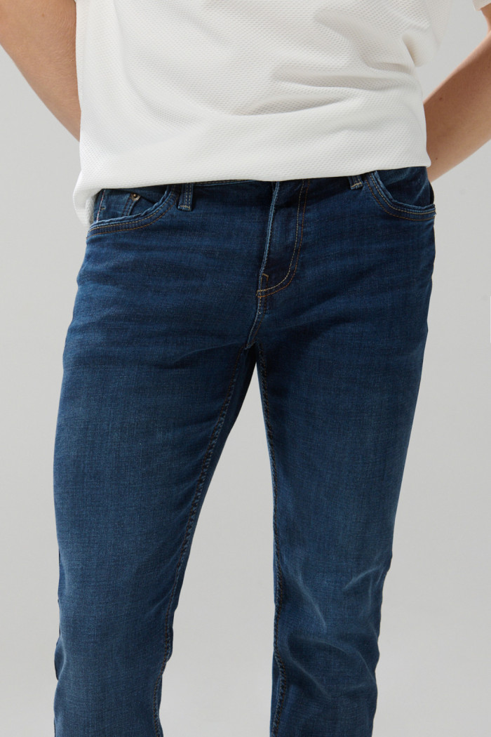 Jean azul oscuro skinny tiro bajo con fit ajustado