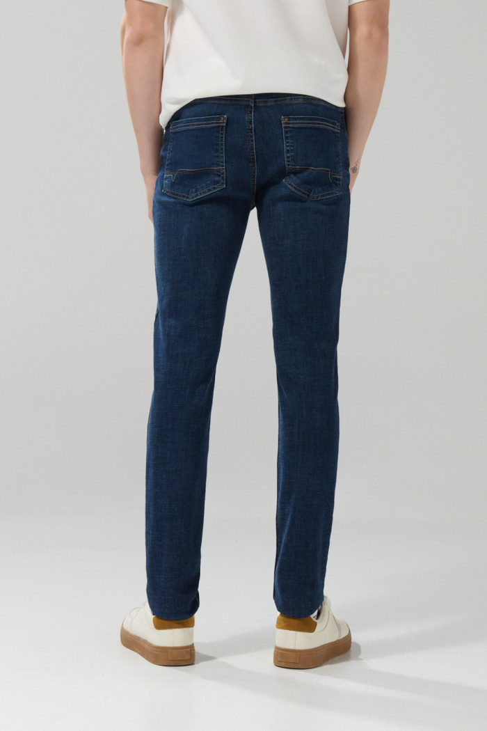Jean azul oscuro skinny tiro bajo con fit ajustado