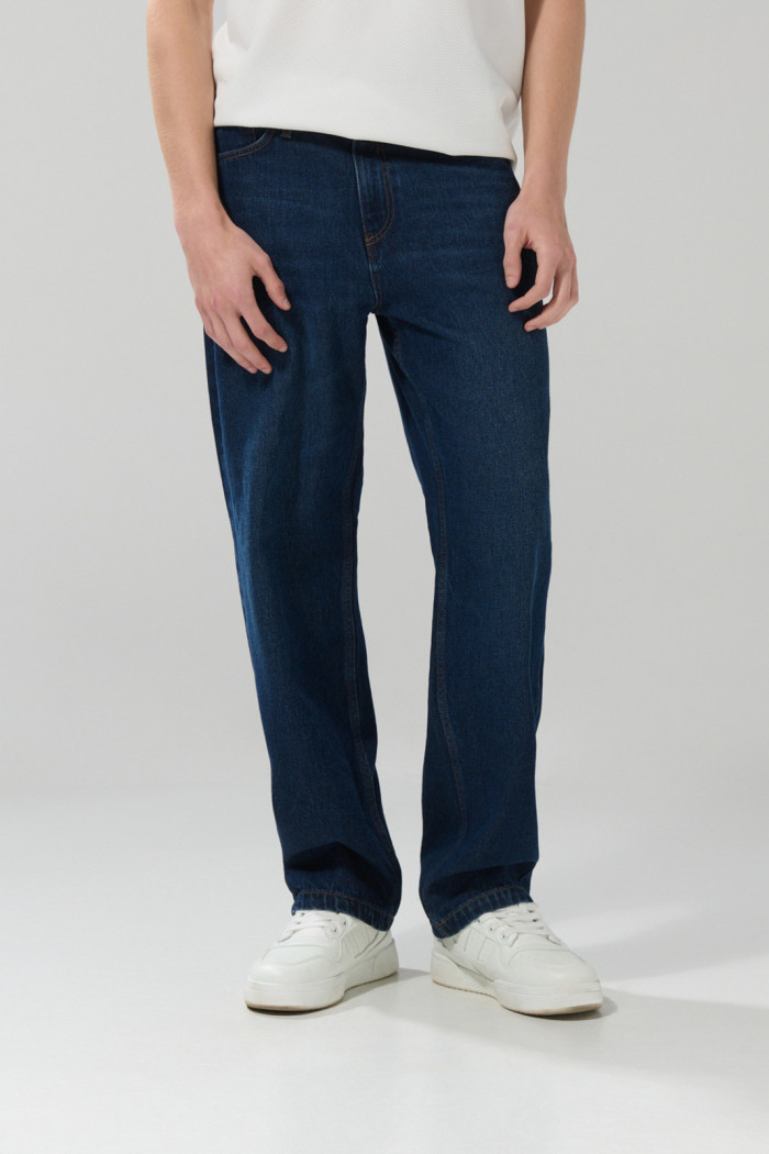 Jean azul oscuro baggy con bota ancha, bolsillos y tiro medio