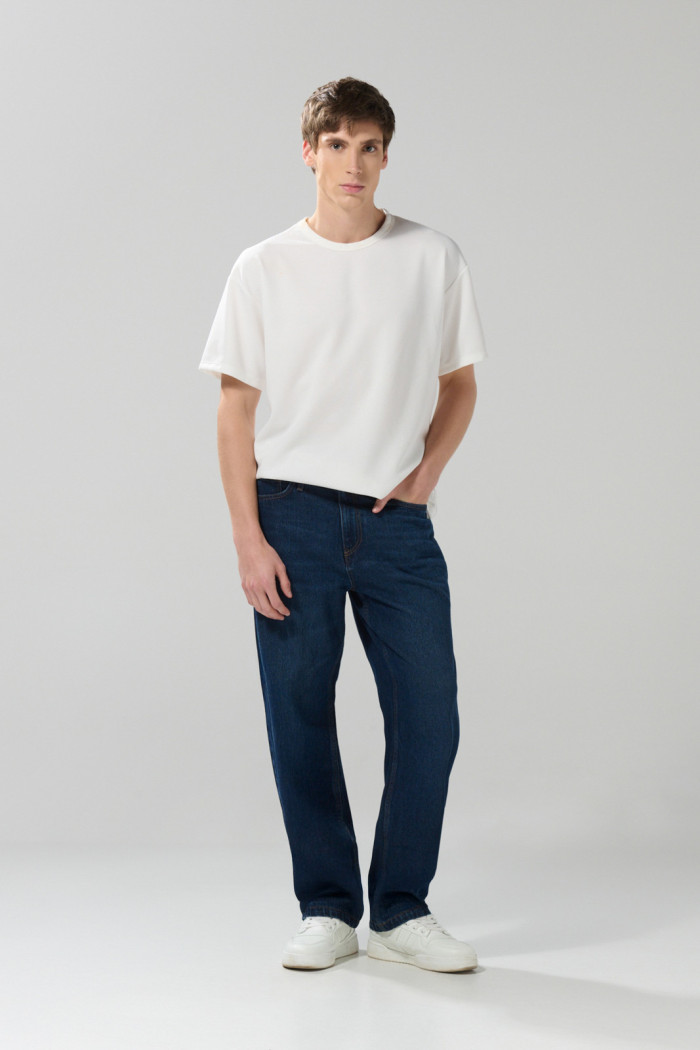 Jean azul oscuro baggy con bota ancha, bolsillos y tiro medio