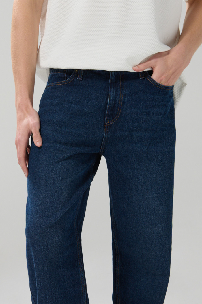 Jean azul oscuro baggy con bota ancha, bolsillos y tiro medio