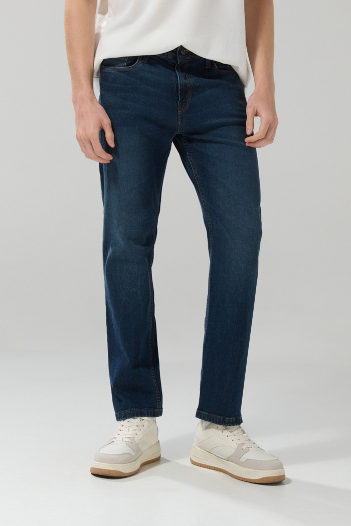 Jean straight leg azul oscuro con tiro bajo y bota recta