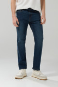 Jean straight leg azul oscuro con tiro bajo y bota recta