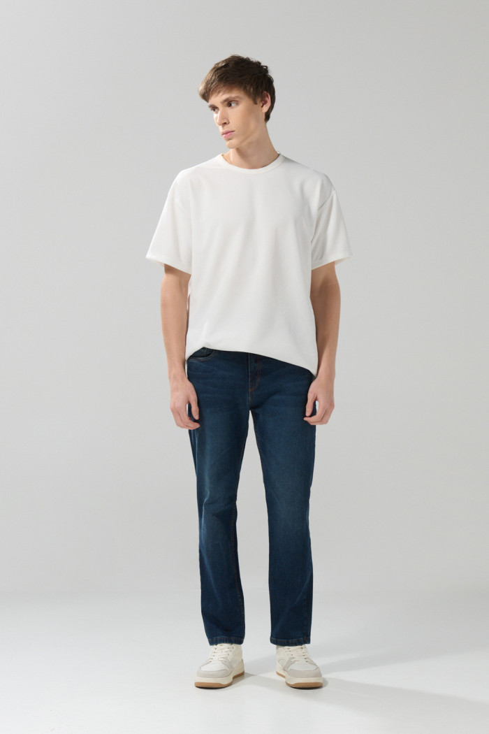 Jean straight leg azul oscuro con tiro bajo y bota recta