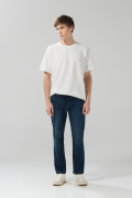Jean straight leg azul oscuro con tiro bajo y bota recta