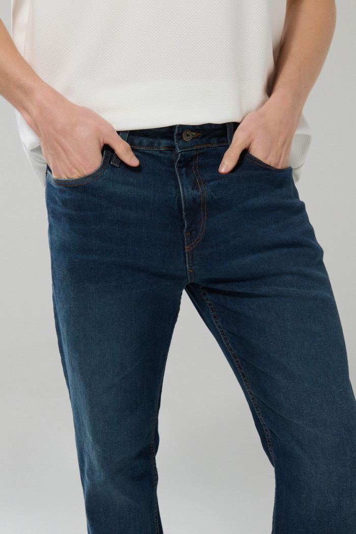 Jean straight leg azul oscuro con tiro bajo y bota recta