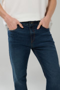 Jean straight leg azul oscuro con tiro bajo y bota recta