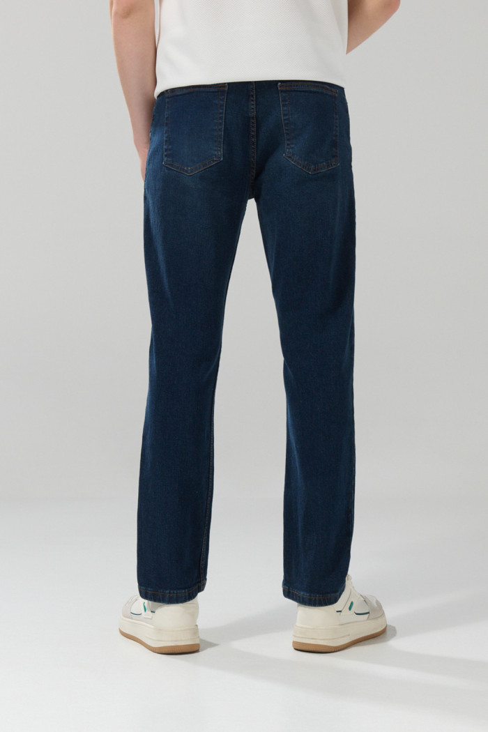 Jean straight leg azul oscuro con tiro bajo y bota recta