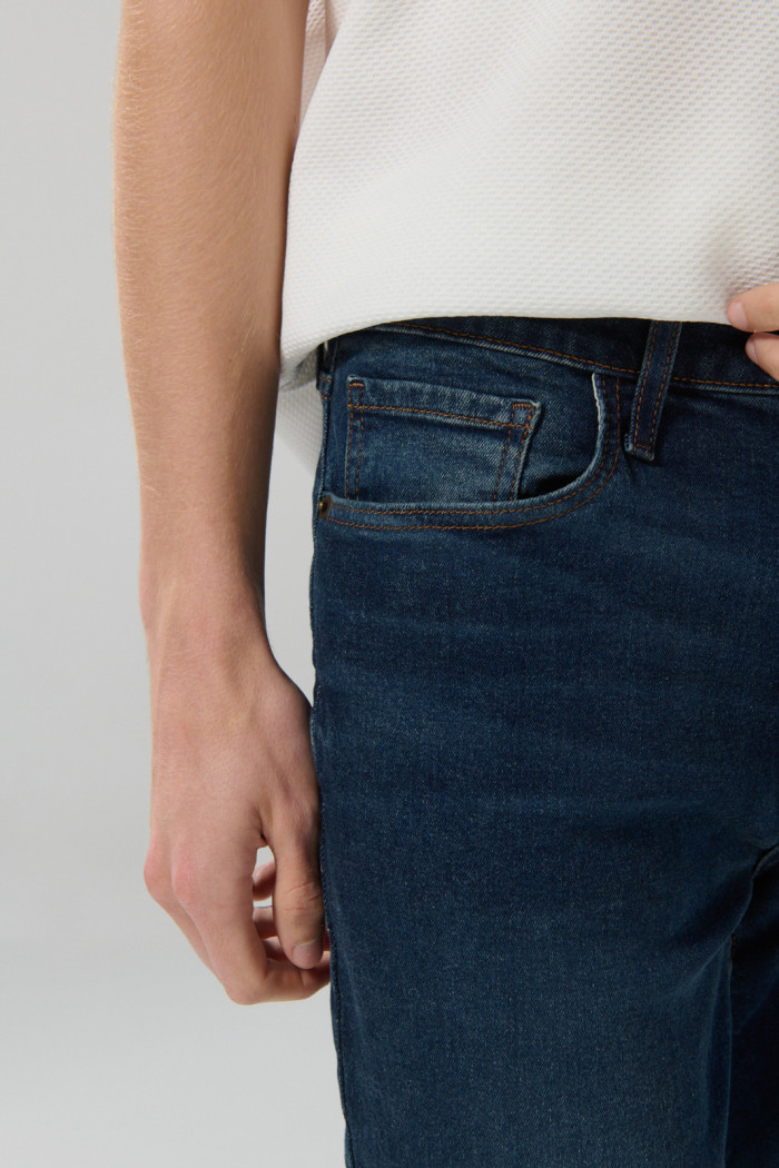 Jean straight leg azul oscuro con tiro bajo y bota recta