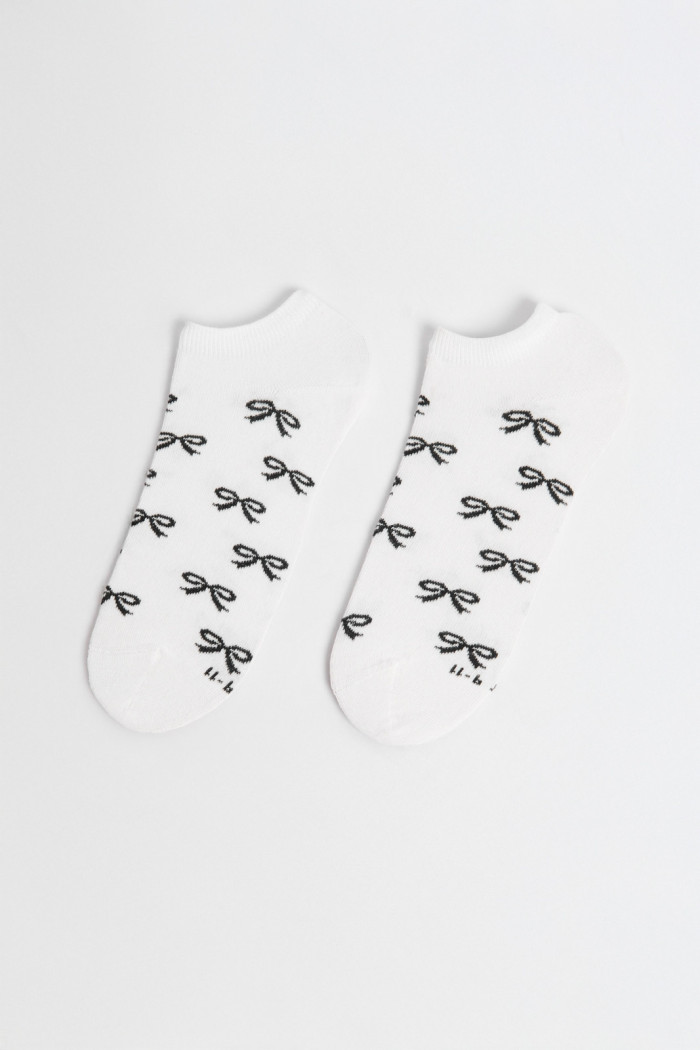 Medias unicolores tobilleras con diseño de moños