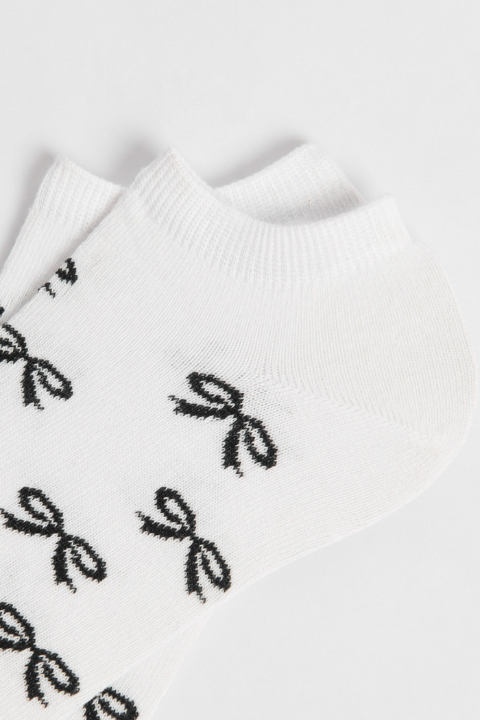 Medias unicolores tobilleras con diseño de moños