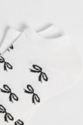 Medias unicolores tobilleras con diseño de moños