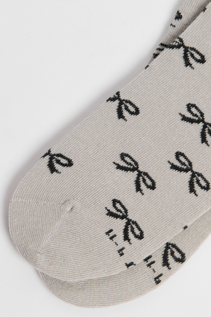 Medias unicolores tobilleras con diseño de moños