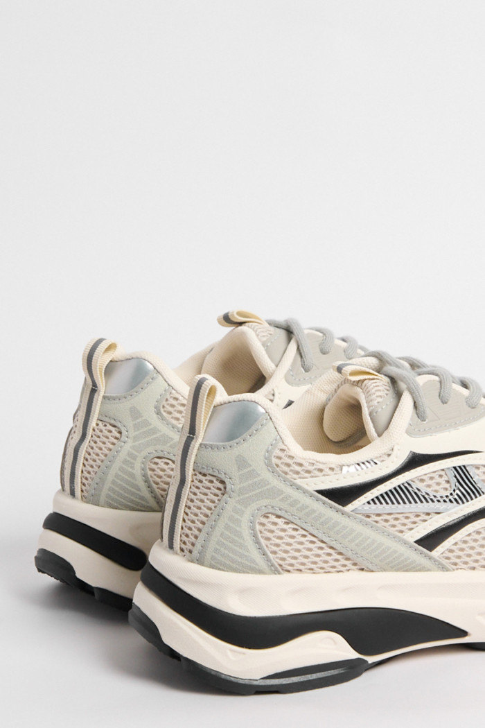 Tenis de plataforma kakis claros con cortes en contraste