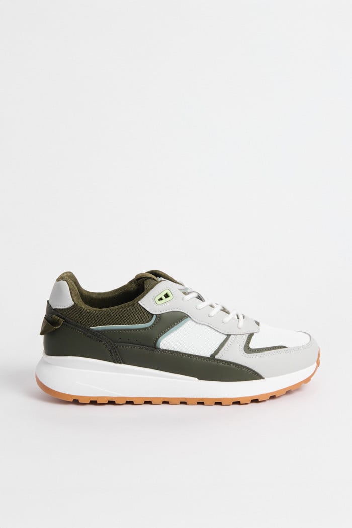 Tenis de plataforma verdes con paneles en contraste