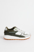 Tenis de plataforma verdes con paneles en contraste