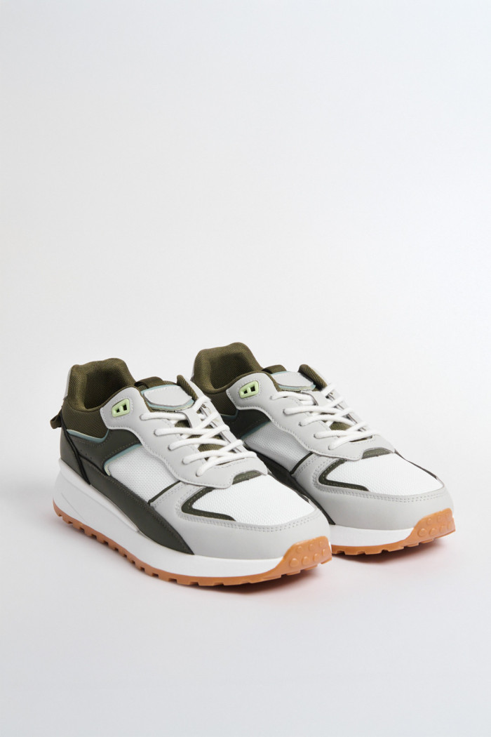 Tenis de plataforma verdes con paneles en contraste