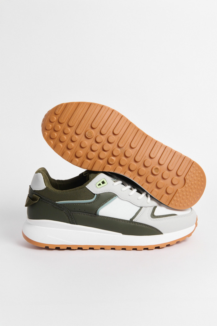 Tenis de plataforma verdes con paneles en contraste