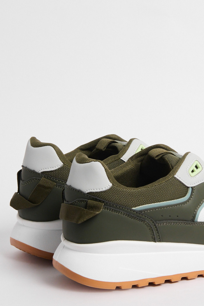 Tenis de plataforma verdes con paneles en contraste