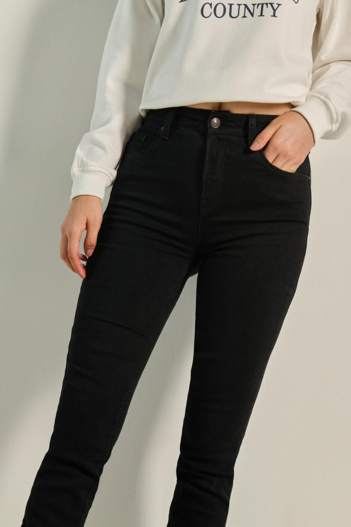 Jean jegging negro tiro alto ajustado con cremallera