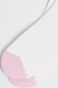 Medias cortas cremas con rayas y contrastes lilas