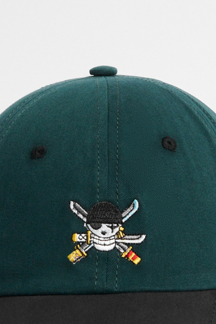 Cachucha verde oscura beisbolera con arte de One Piece