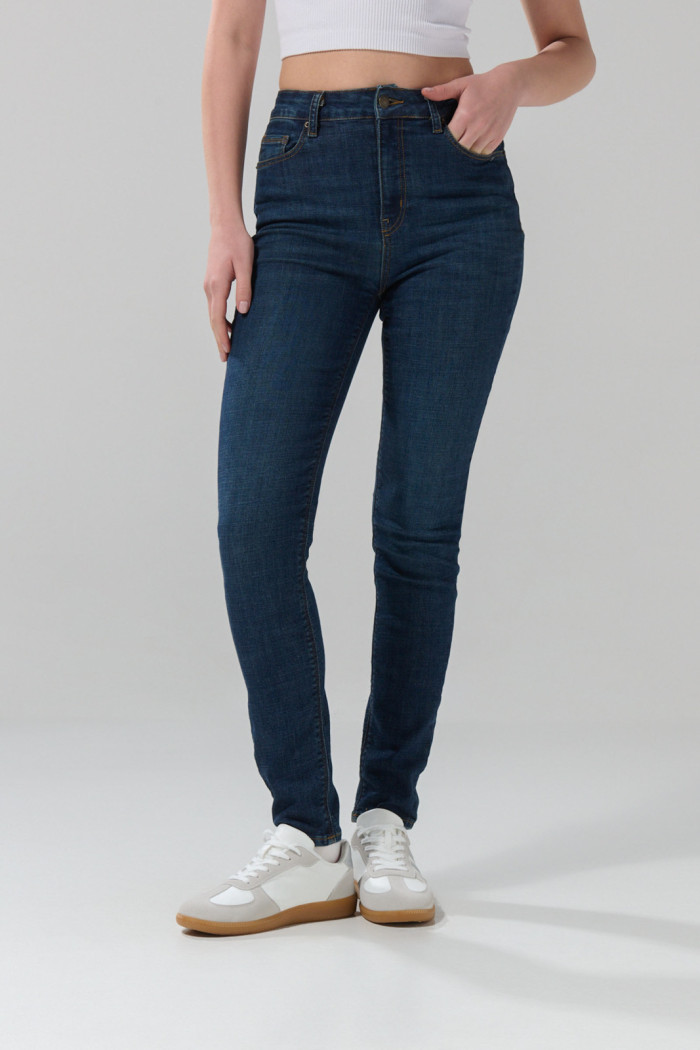 Jean súper tiro alto jegging azul ceñido con costuras
