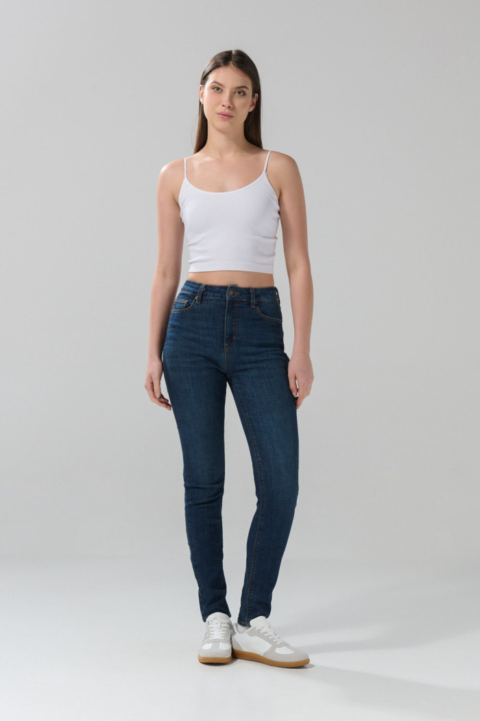 Jean súper tiro alto jegging azul ceñido con costuras