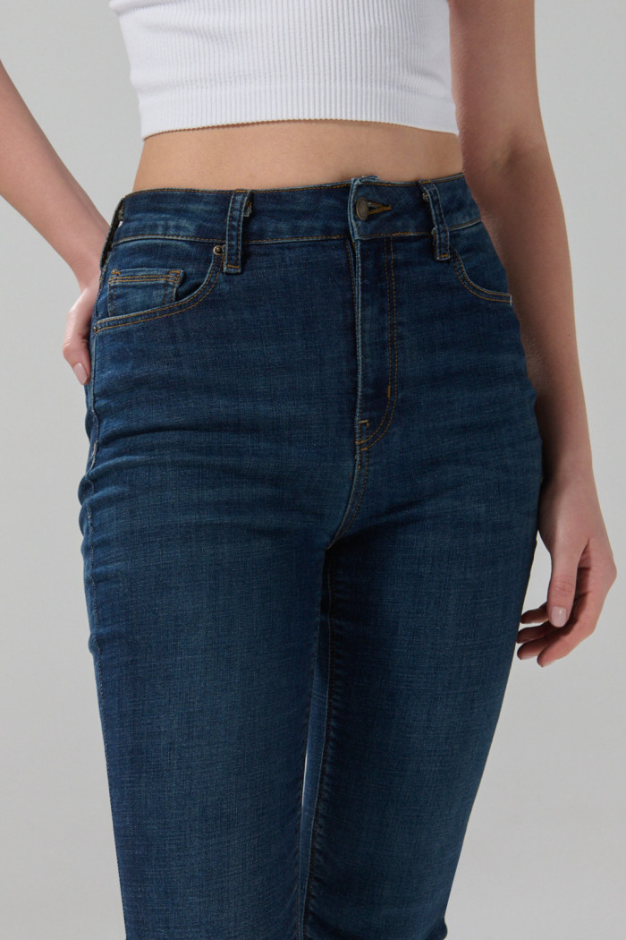 Jean súper tiro alto jegging azul ceñido con costuras