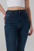 Jean súper tiro alto jegging azul ceñido con costuras