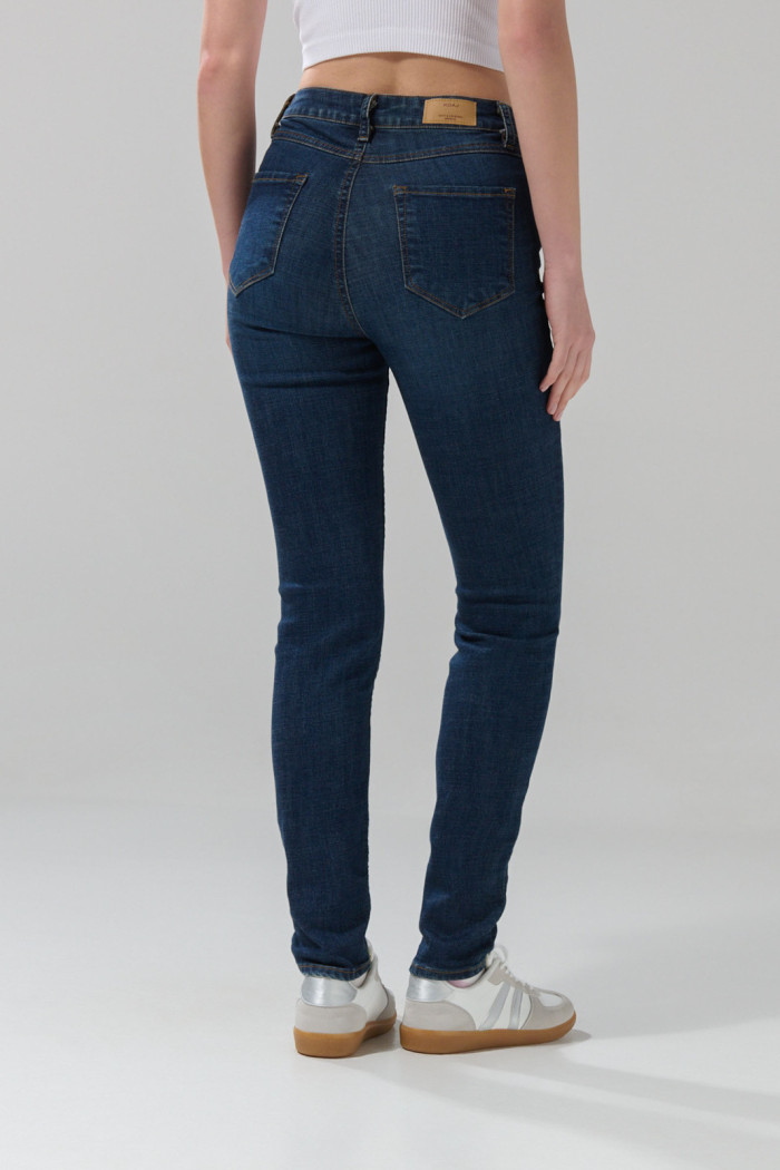 Jean súper tiro alto jegging azul ceñido con costuras