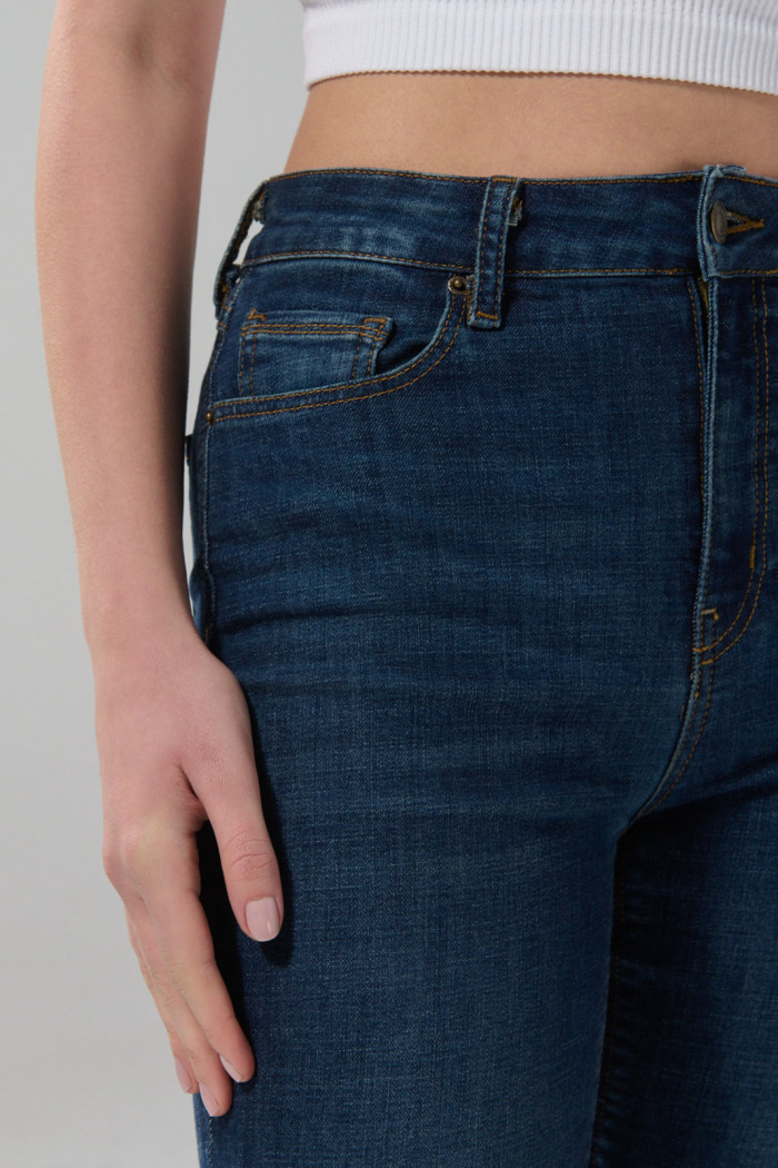 Jean súper tiro alto jegging azul ceñido con costuras
