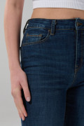 Jean súper tiro alto jegging azul ceñido con costuras