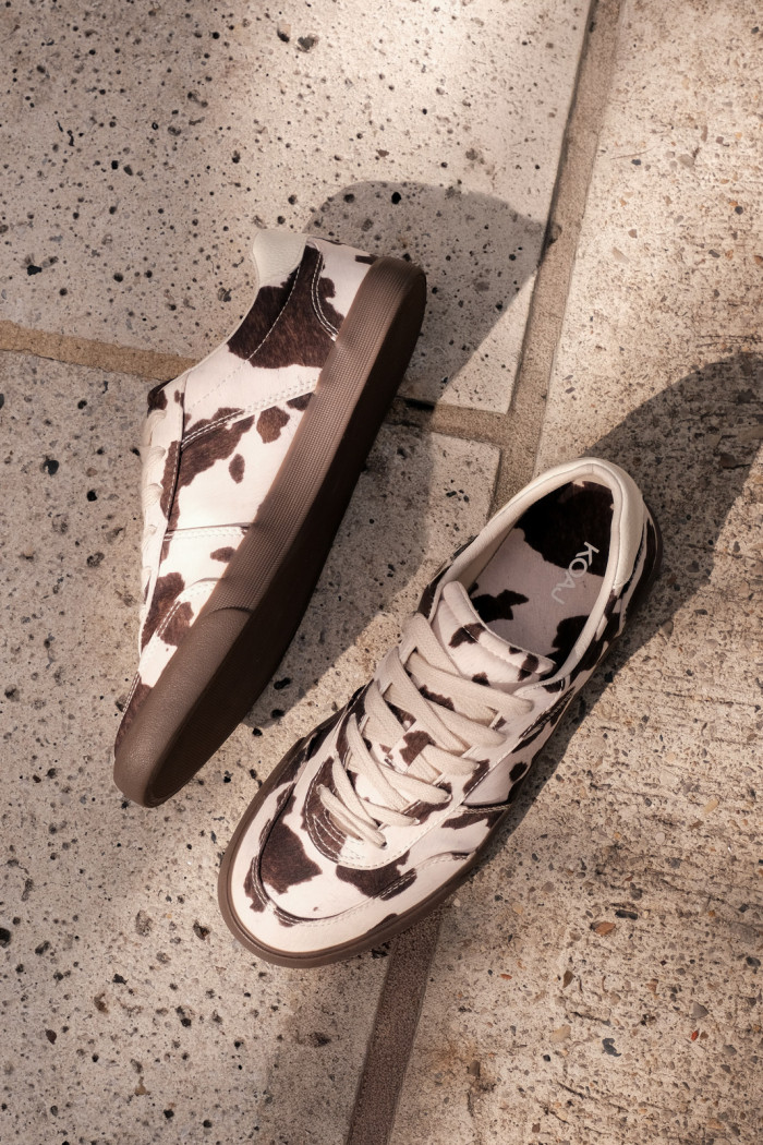 Tenis casuales cremas claros con diseños de vaca