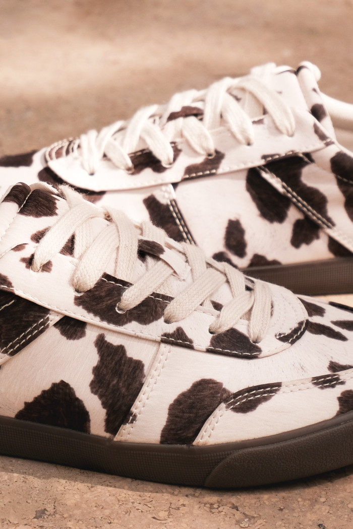 Tenis casuales cremas claros con diseños de vaca