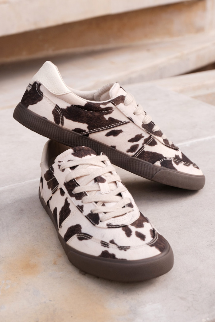 Tenis casuales cremas claros con diseños de vaca
