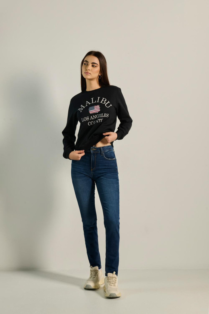 Jean jegging azul oscuro ajustado con tiro alto y bolsillos
