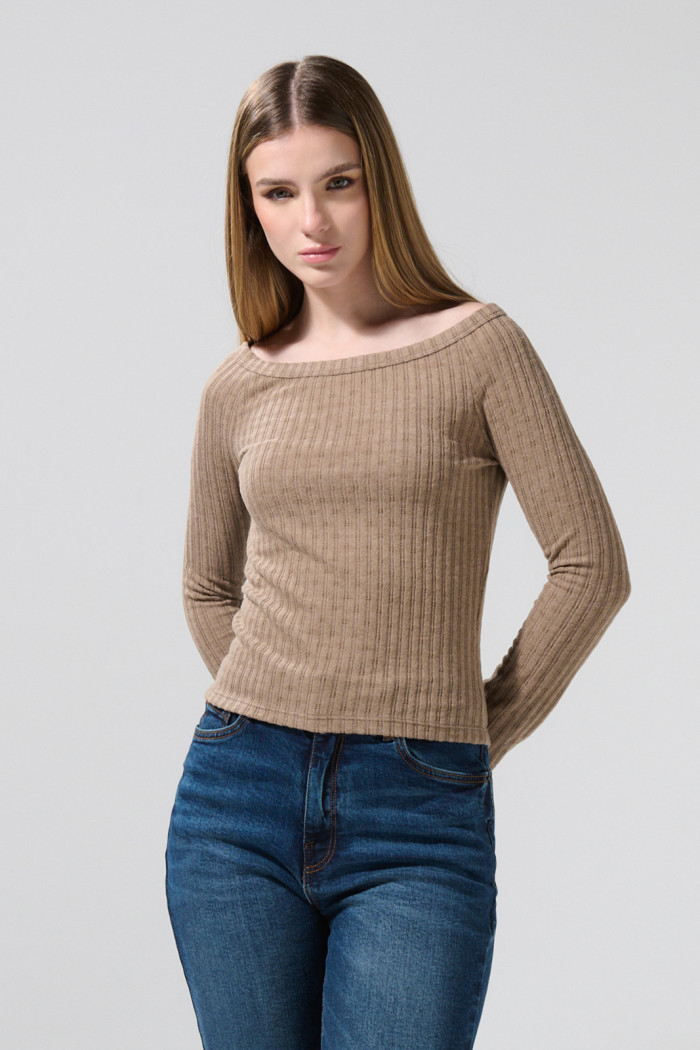 Camiseta unicolor con manga larga, texturas y cuello bandeja